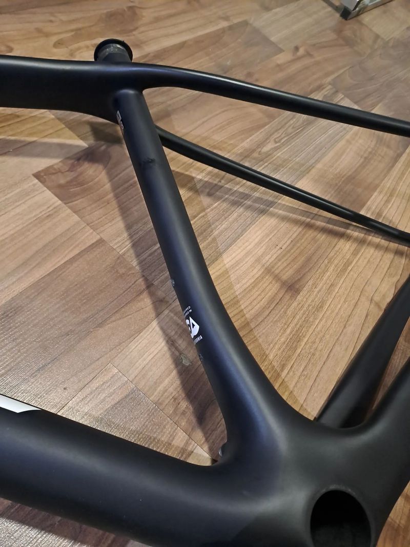 Nabízím NOVÝ karbonový rám Felt ve velikosti M / 29er / boost osa 12x148mm / tapered / 1170g