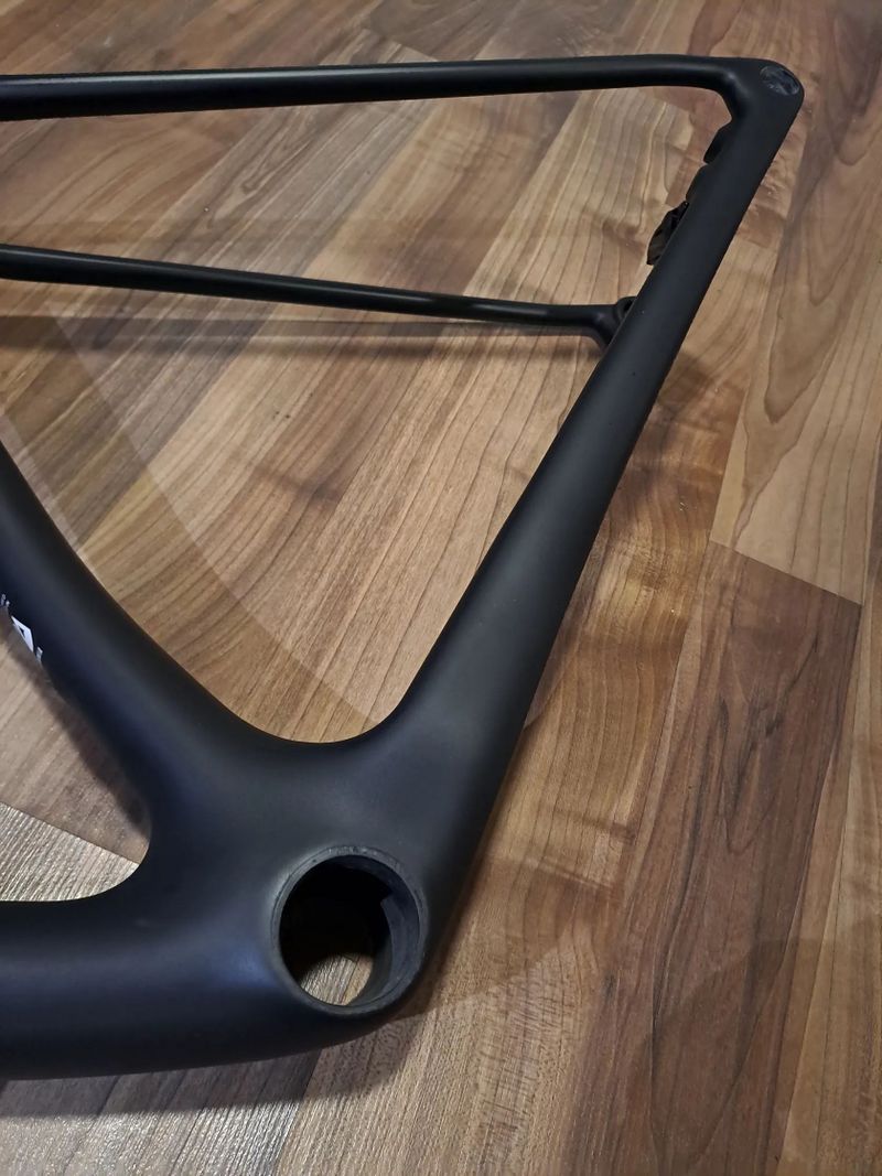 Nabízím NOVÝ karbonový rám Felt ve velikosti M / 29er / boost osa 12x148mm / tapered / 1170g