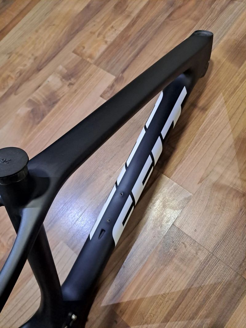 Nabízím NOVÝ karbonový rám Felt ve velikosti M / 29er / boost osa 12x148mm / tapered / 1170g