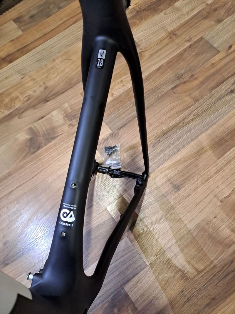 Nabízím NOVÝ karbonový rám Felt ve velikosti M / 29er / boost osa 12x148mm / tapered / 1170g
