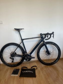 Canyon Ultimate CF SLX Disc, Shimano Dura-Ace Di2, 6,45 kg, s měřičem výkonu.