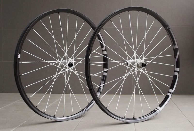 TEST karbonové výplety 29" DUKE Lucky Jack SLS5 31-28/350 / Erase HF / Berd 1.220 g (jeté 4 měsíce)
