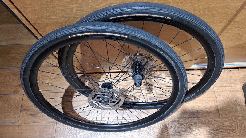 Kola z Gravel Cube Nuroad za cenu plášťů