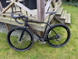 Felt – karbonový gravelbike, 56 cm rám – 9,6 kg – 49 900 Kč