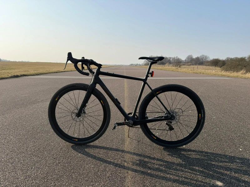 Felt – karbonový gravelbike, 56 cm rám – 9,6 kg – 49 900 Kč