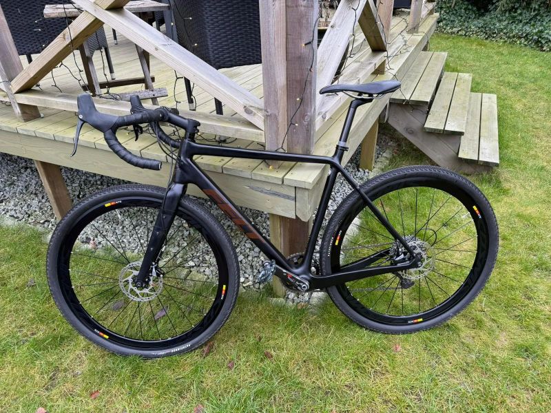 Felt – karbonový gravelbike, 56 cm rám – 9,6 kg – 49 900 Kč