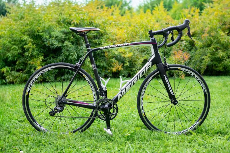 Merida Scultura 5000 – karbon, XL, Ultegra, kola Mavic Cosmic, černo-bílá