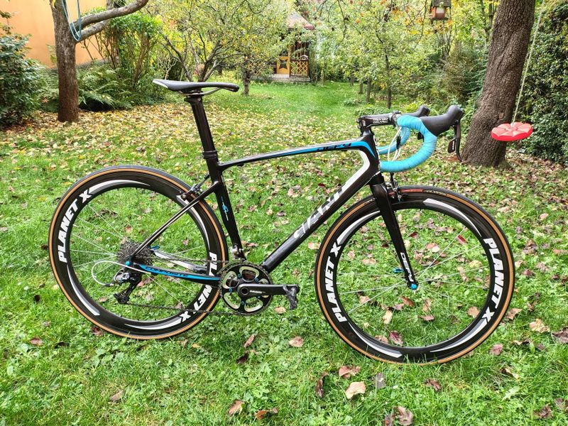 Silnička Giant Defy celokarbon 