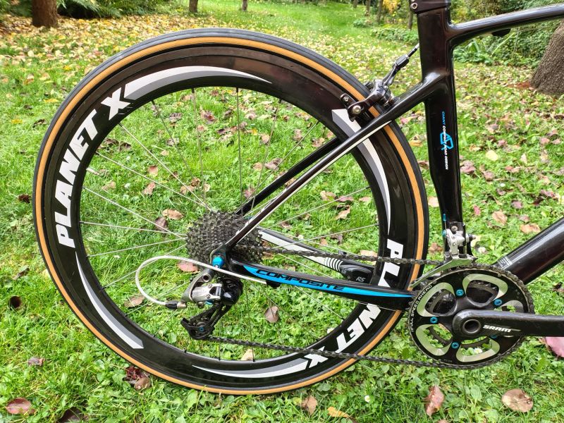 Silnička Giant Defy celokarbon 