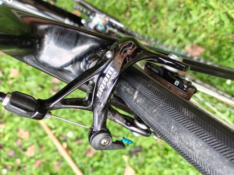 Silnička Giant Defy celokarbon 