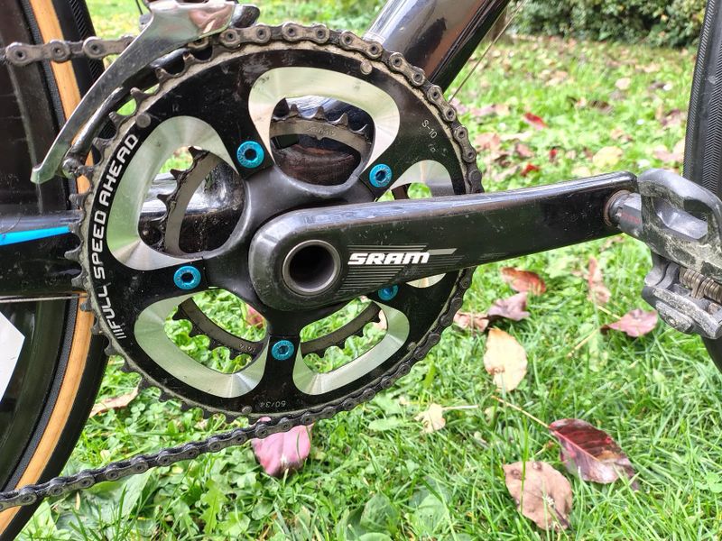 Silnička Giant Defy celokarbon 