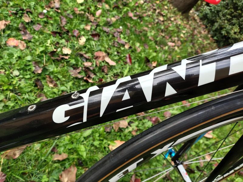 Silnička Giant Defy celokarbon 