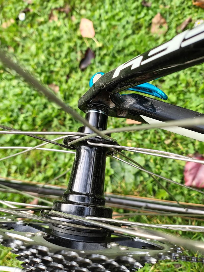Silnička Giant Defy celokarbon 