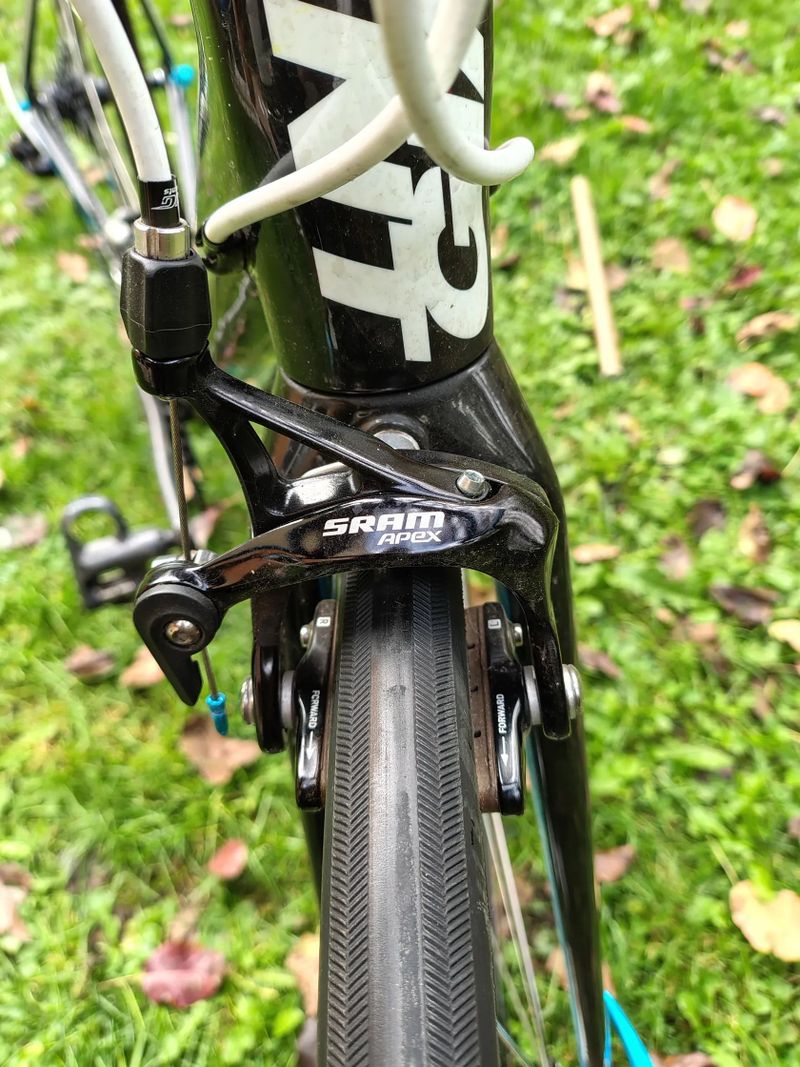 Silnička Giant Defy celokarbon 