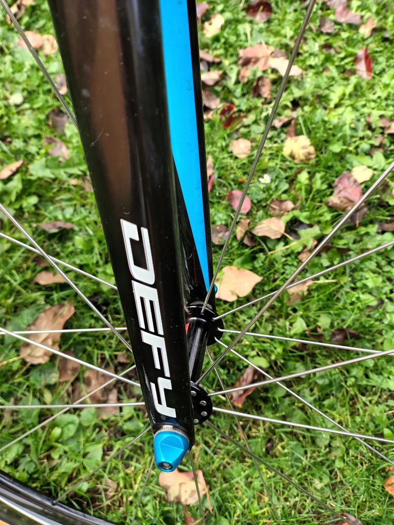Silnička Giant Defy celokarbon 