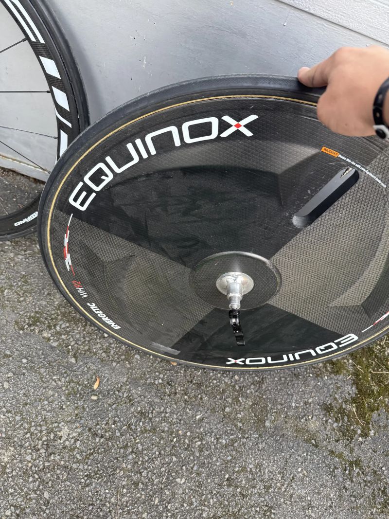 Přední zapletené kolo plus disk na časovku