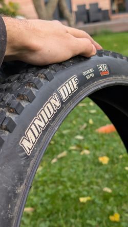 2x Maxxis DHF 2,5" EXO, najeto 500km, 80% vzorek