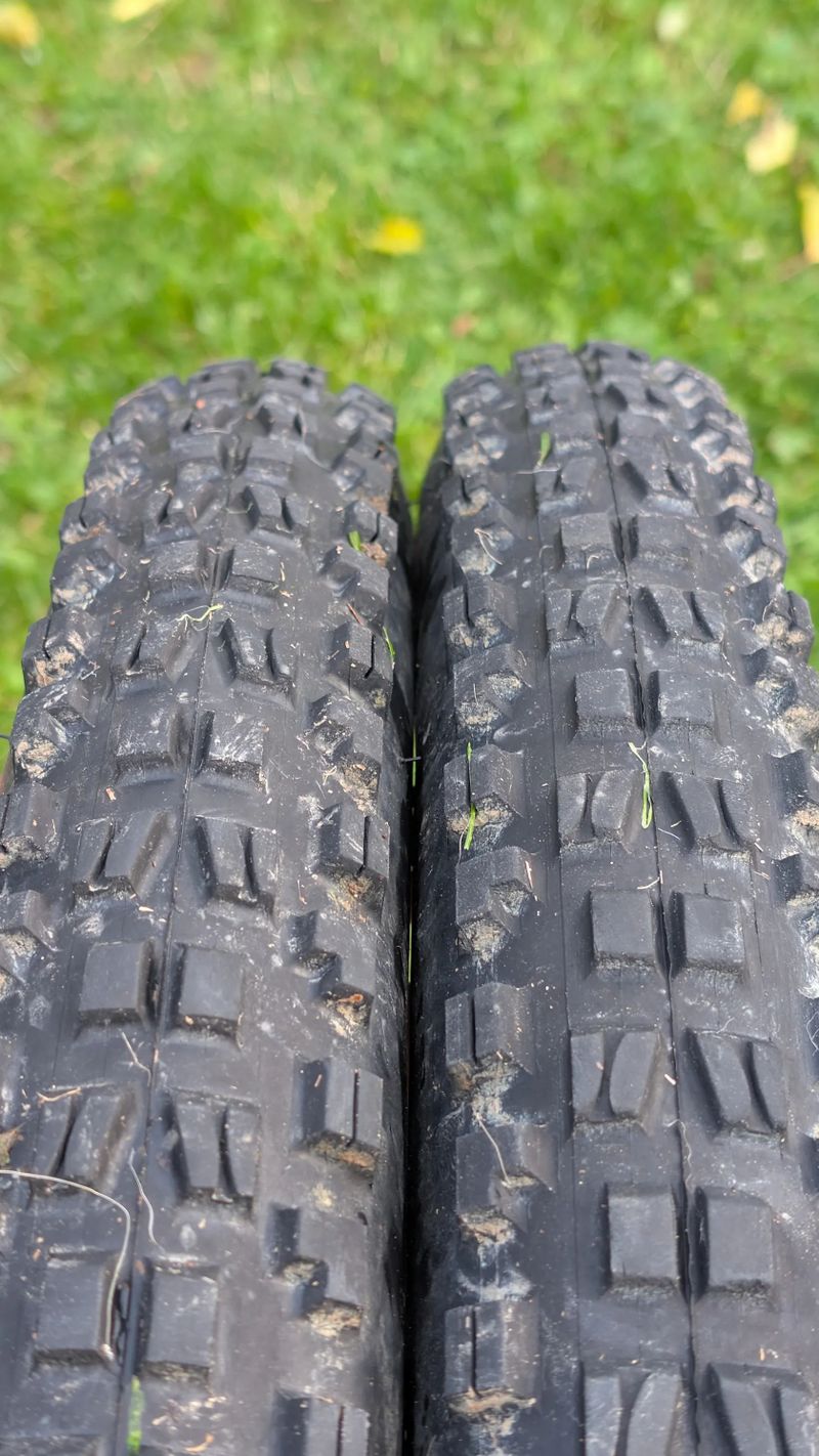 2x Maxxis DHF 2,5" EXO, najeto 500km, 80% vzorek