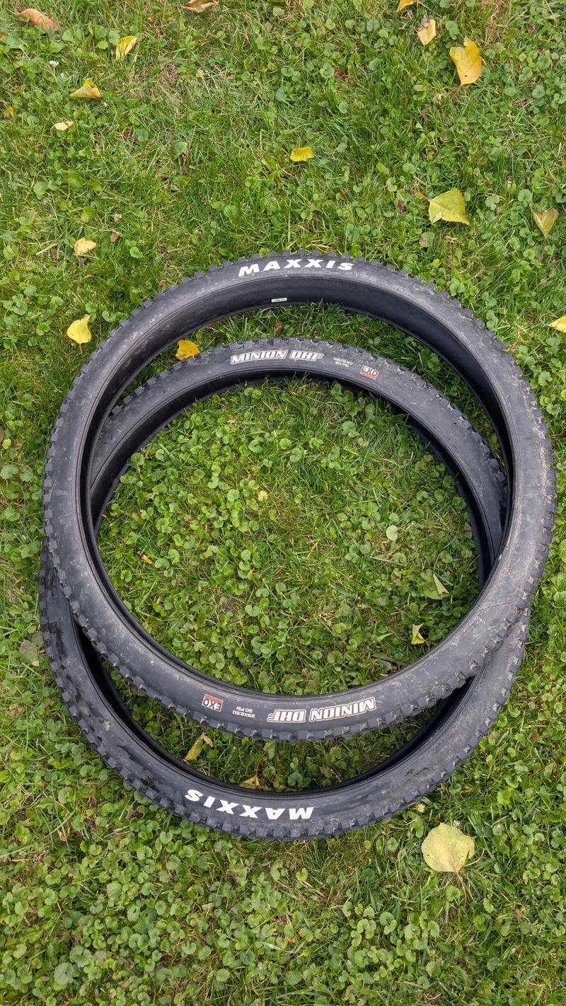 2x Maxxis DHF 2,5" EXO, najeto 500km, 80% vzorek