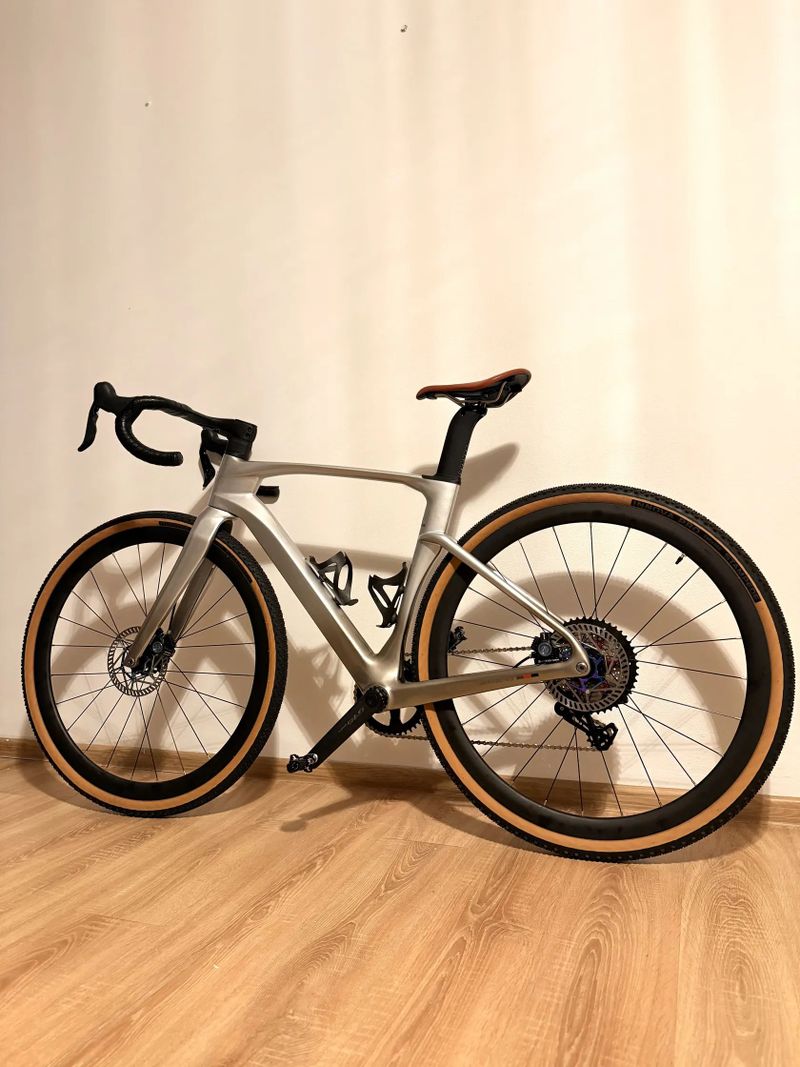 Carbonový Gravel 2025