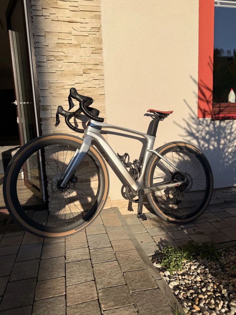 Carbonový Gravel 2025