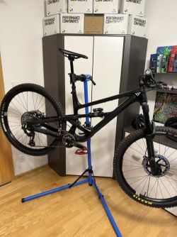 YT capra karbon rám + tlumič