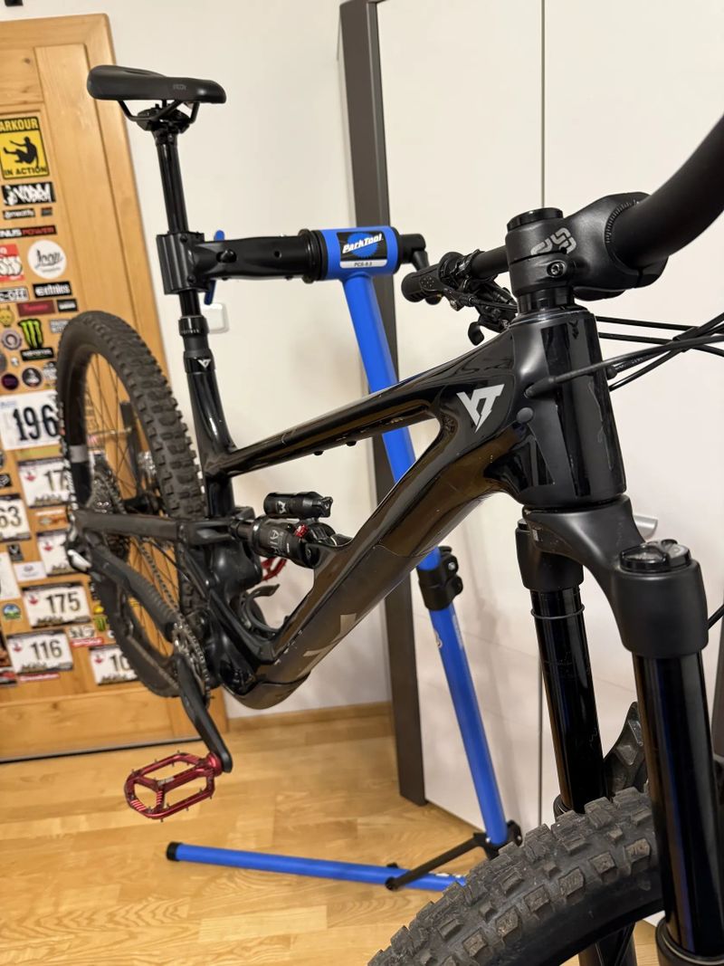 YT capra karbon rám + tlumič