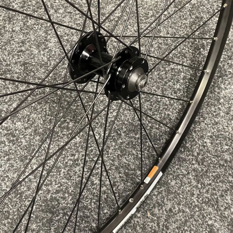 Nové přední kolo Bontrager nebula 28”