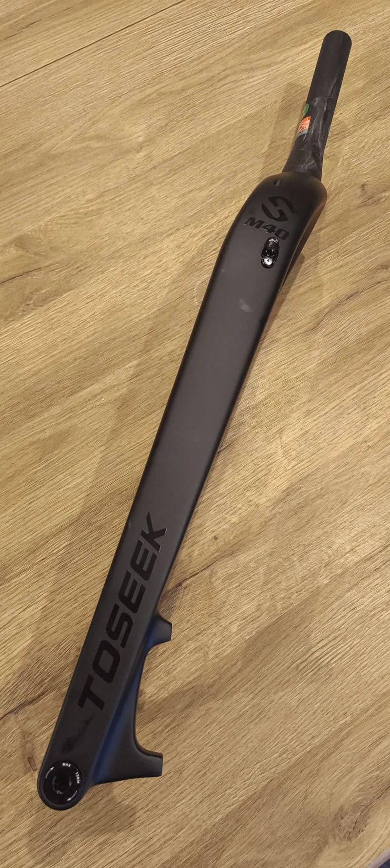 PEVNÁ KARBONOVÁ VIDLICE TOSEEK 29"