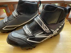 Zimní tretry Exustar vel. 45 + carbon tretry Chain + dárek vesta Decathlon vel. XL