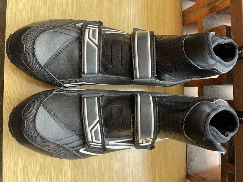 Zimní tretry Exustar vel. 45 + carbon tretry Chain + dárek vesta Decathlon vel. XL