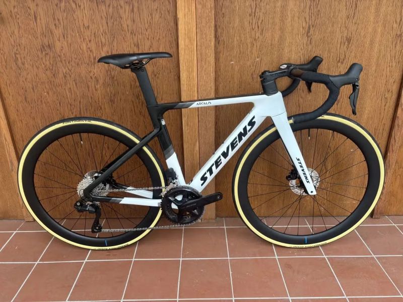STEVENS ARCALIS DISC - karbonová plášťová kola - SHIMANO 105 elektrika 2 x 12 - vel. 51 cm - NOVÉ