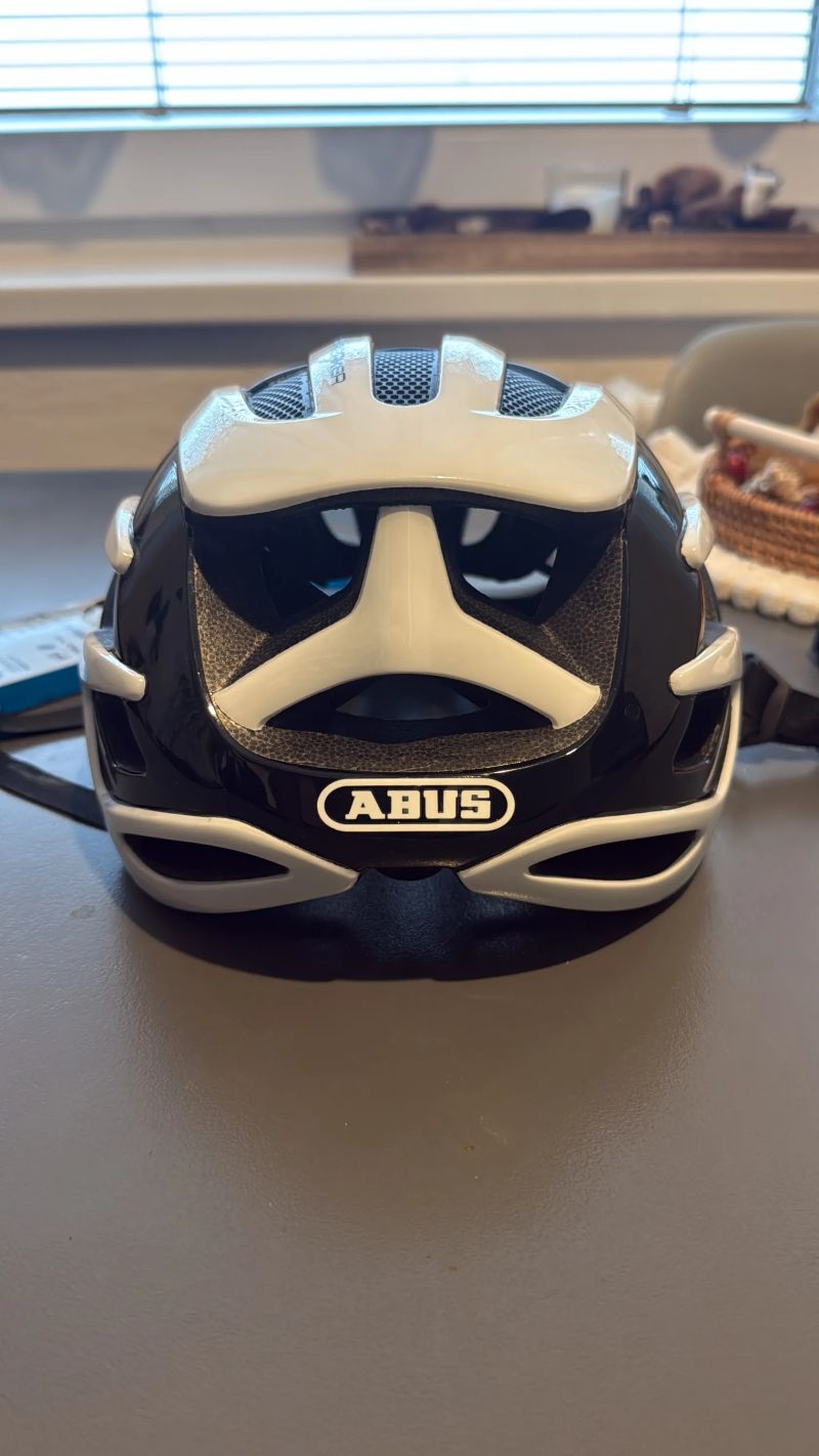 Silniční helma ABUS