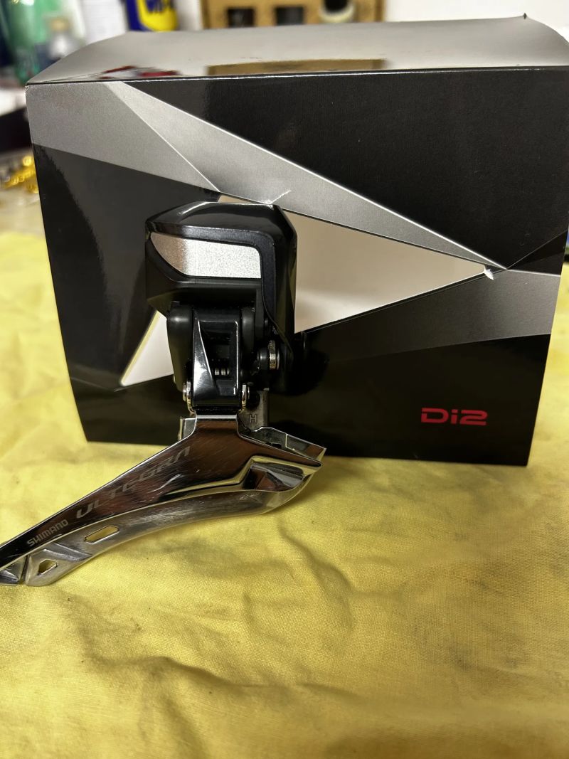 Di2 přesmykač SHIMANO Ultegra Di2 R9150 a brzdové třmeny Ultegra