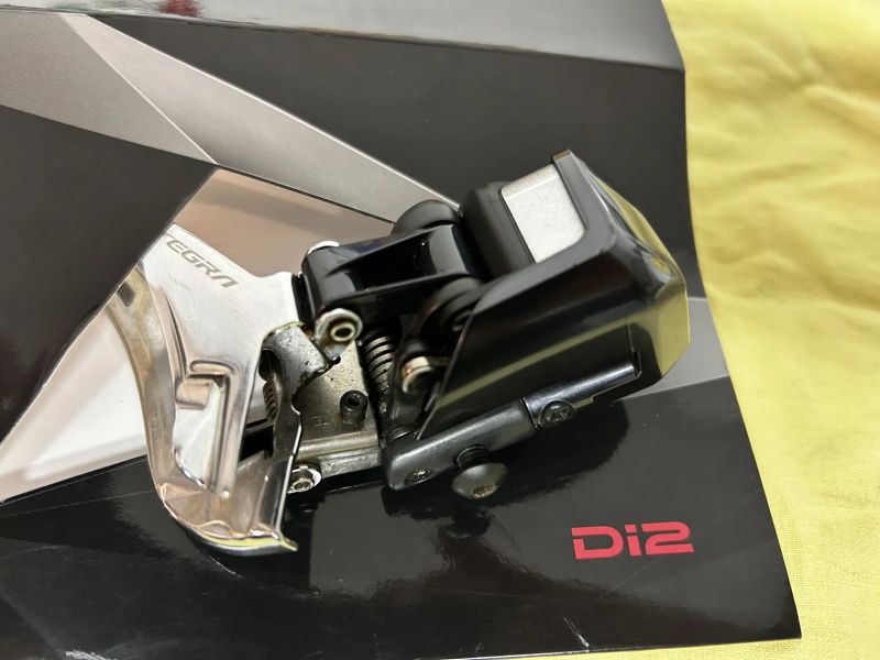 Di2 přesmykač SHIMANO Ultegra Di2 R9150 a brzdové třmeny Ultegra