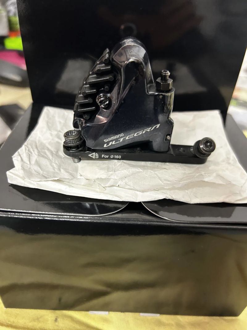 Di2 přesmykač SHIMANO Ultegra Di2 R9150 a brzdové třmeny Ultegra