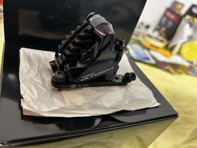 Di2 přesmykač SHIMANO Ultegra Di2 R9150 a brzdové třmeny Ultegra