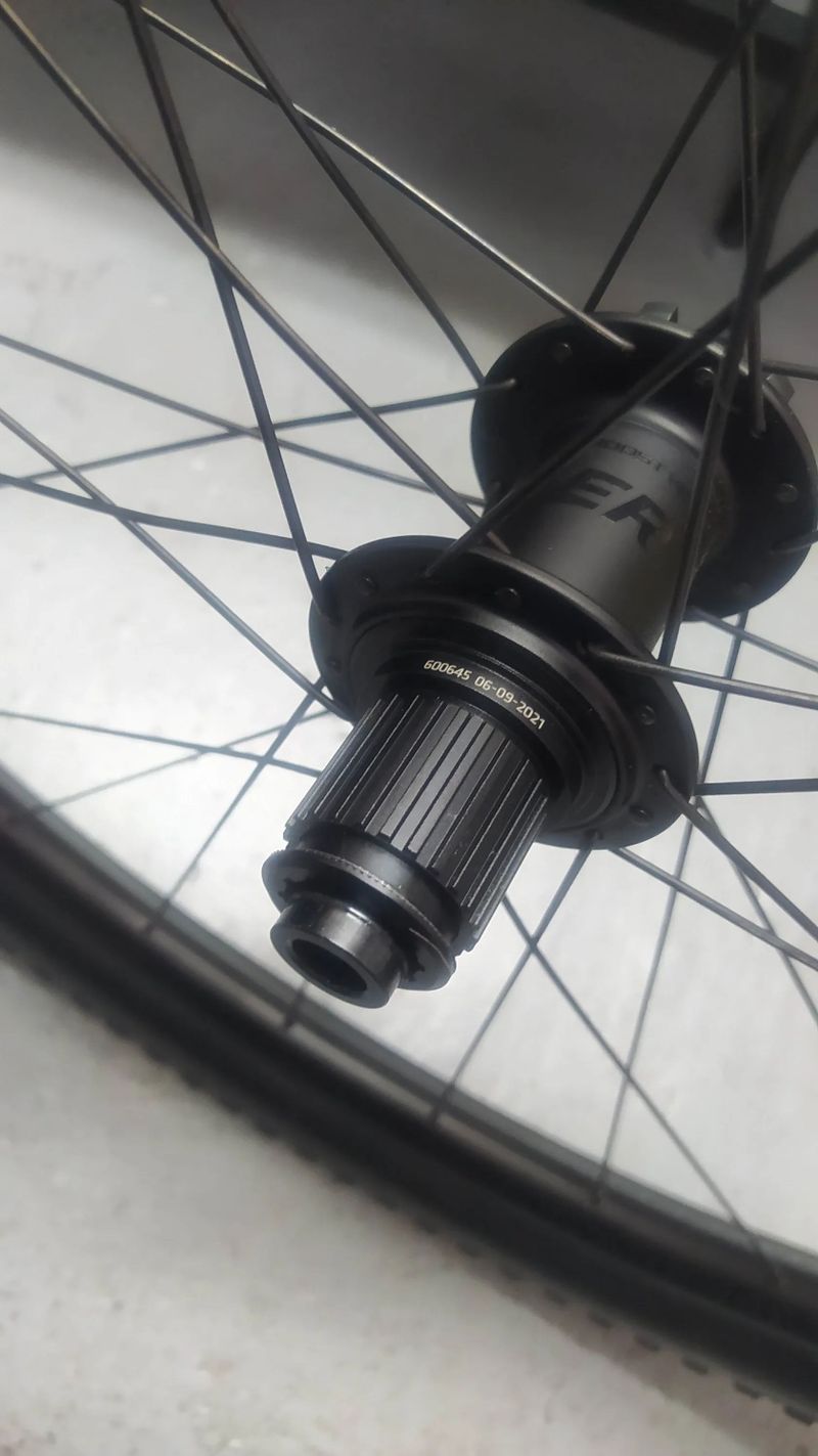 Zadní Bontrager Kovee Comp Shimano MS + pneu Bontrager XR2 2.2"