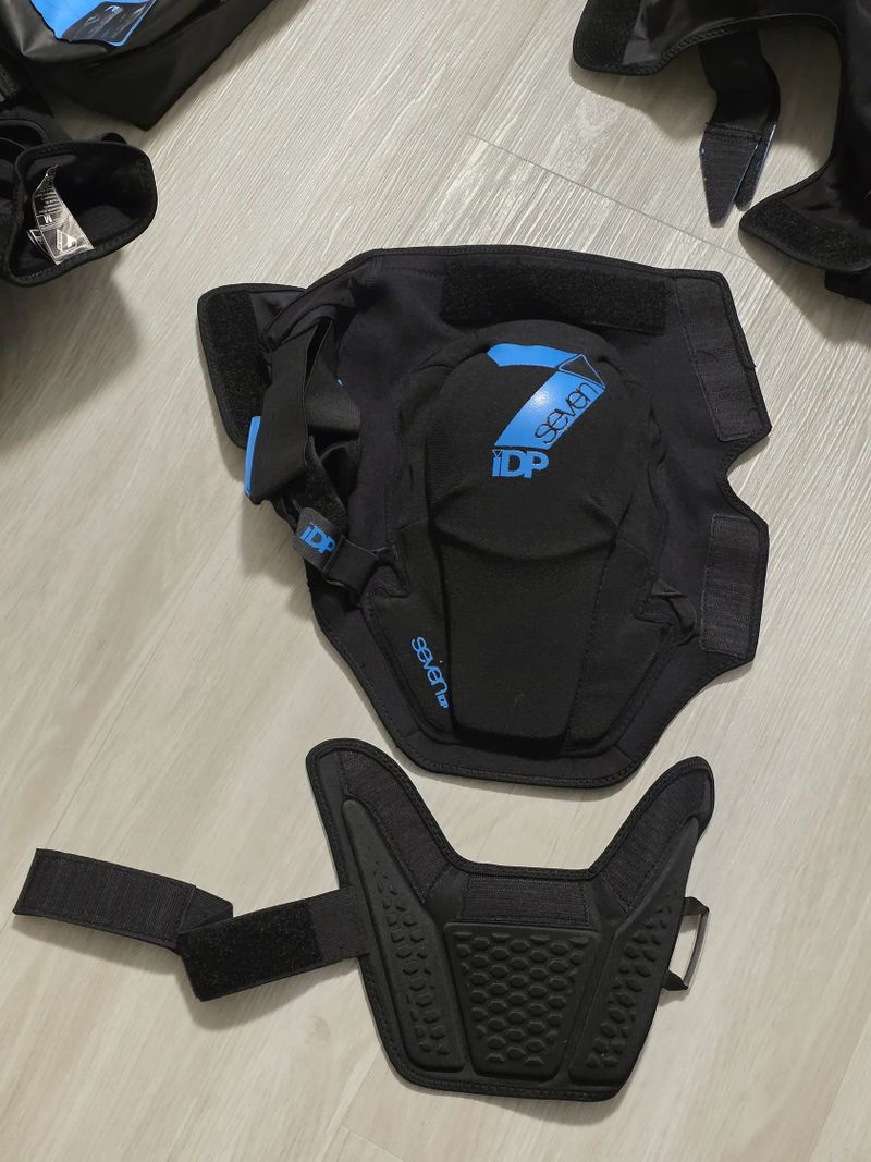 Prodám chrániče Enduro / Downhill 7idp Flex