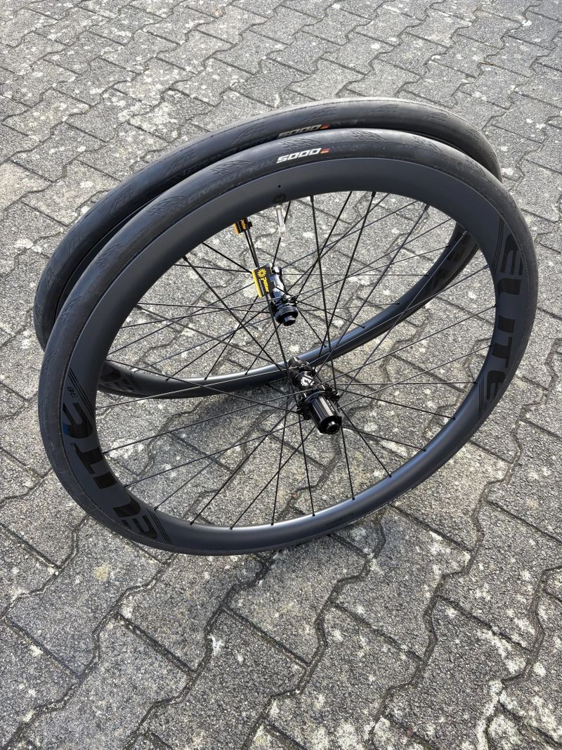 Obutá silniční karbonová kola Elitewheels Disc