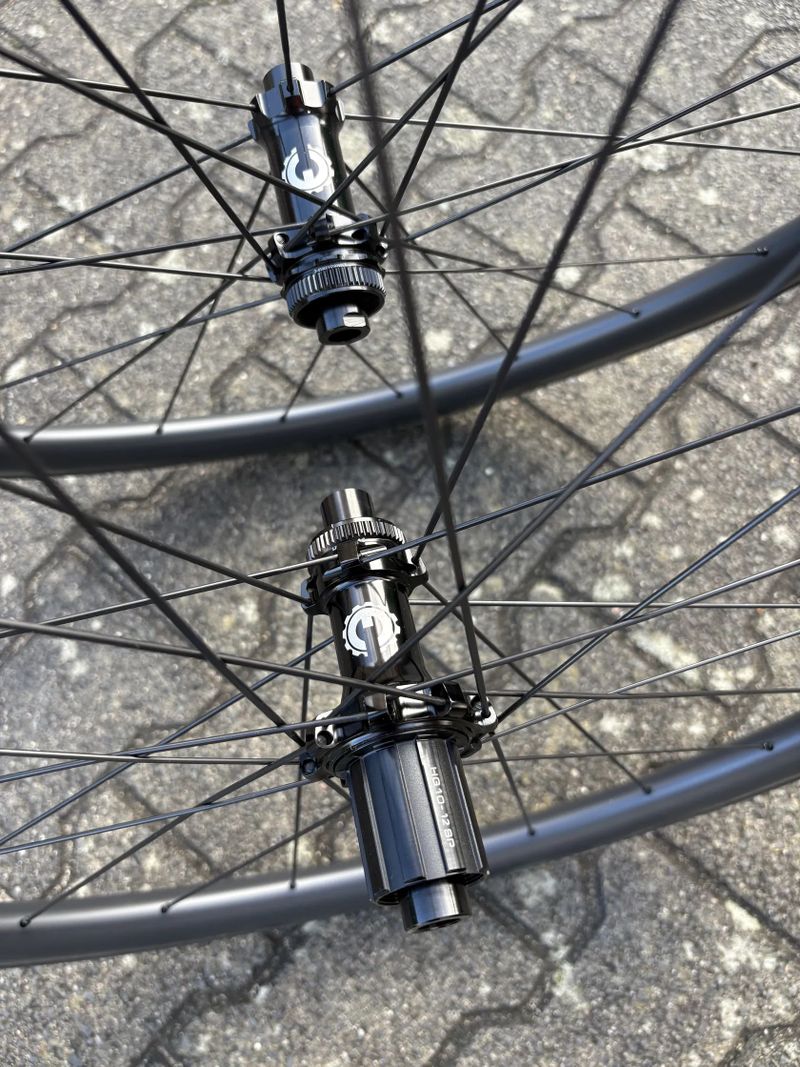 Obutá silniční karbonová kola Elitewheels Disc