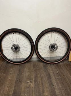 Karbonová gravel kola Spinollo 700×40C – nové pláště + kazeta