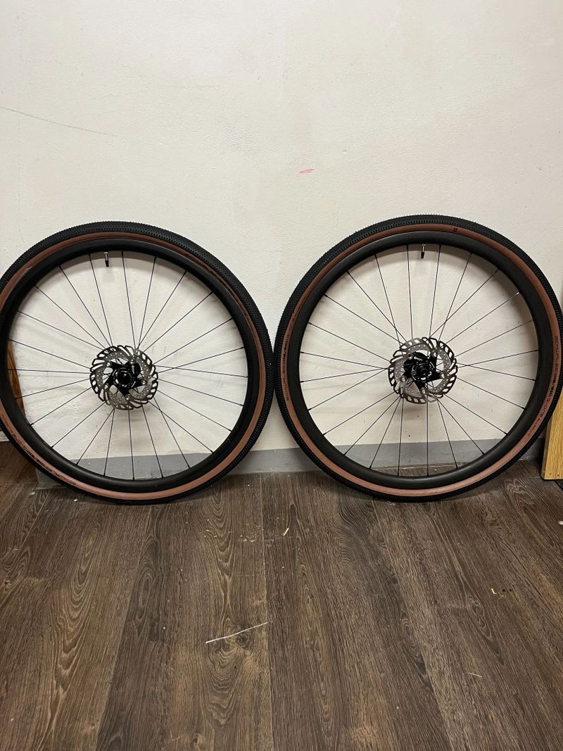 Karbonová gravel kola Spinollo 700×40C – nové pláště + kazeta