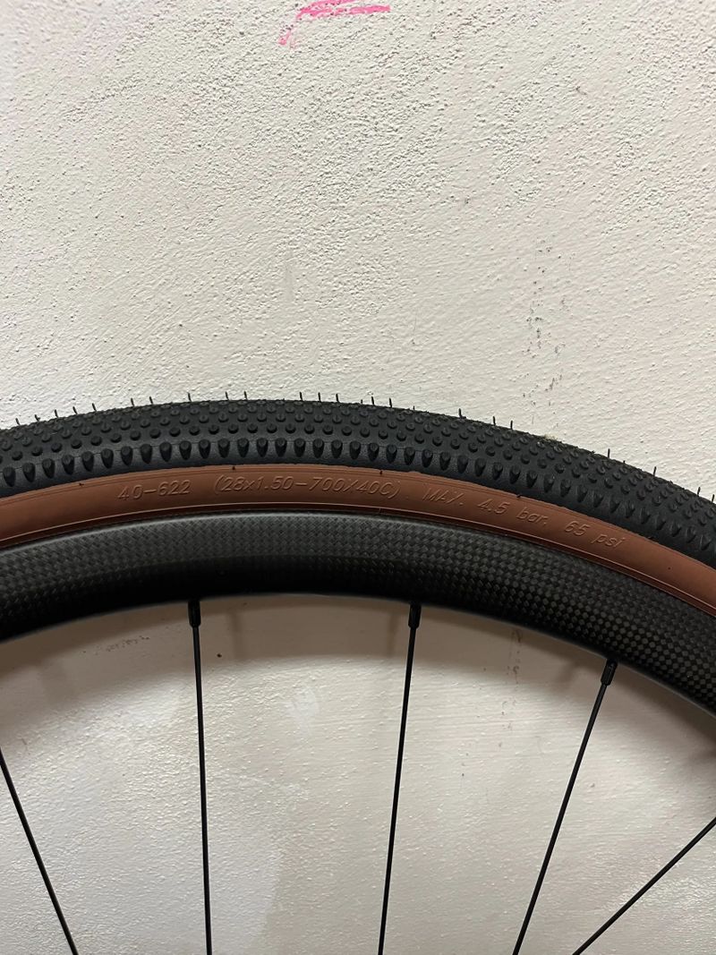 Karbonová gravel kola Spinollo 700×40C – nové pláště + kazeta
