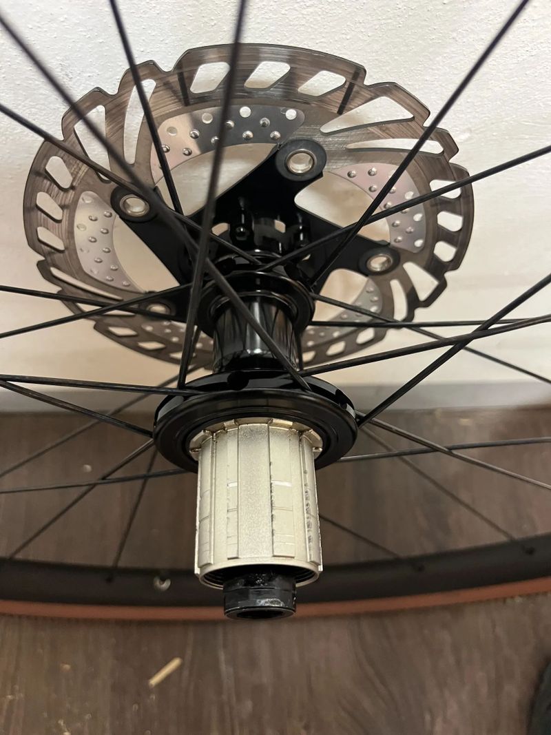 Karbonová gravel kola Spinollo 700×40C – nové pláště + kazeta