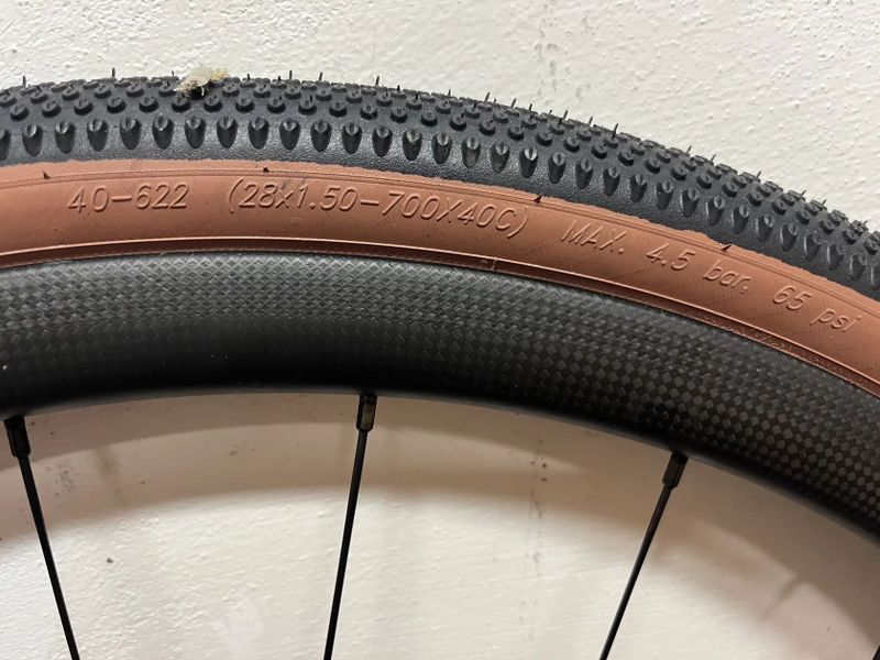 Karbonová gravel kola Spinollo 700×40C – nové pláště + kazeta