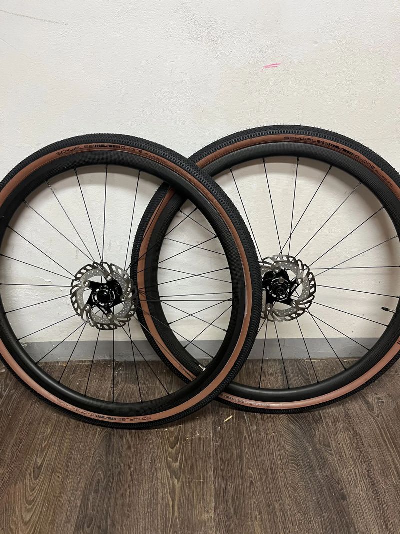 Karbonová gravel kola Spinollo 700×40C – nové pláště + kazeta
