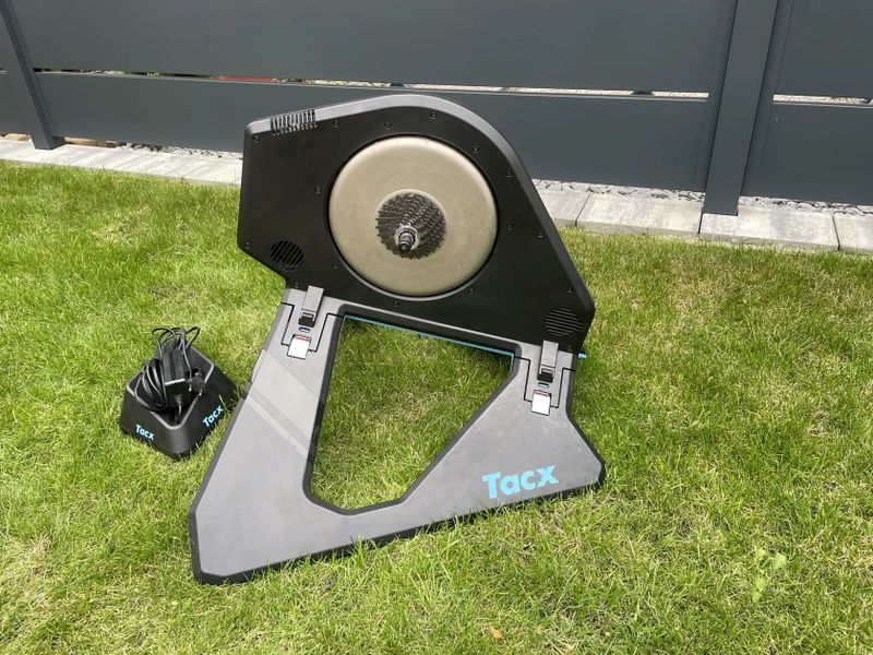 Scott Addict SL + Cyklotrenažér Tacx T2875 NEO 2T SMART
