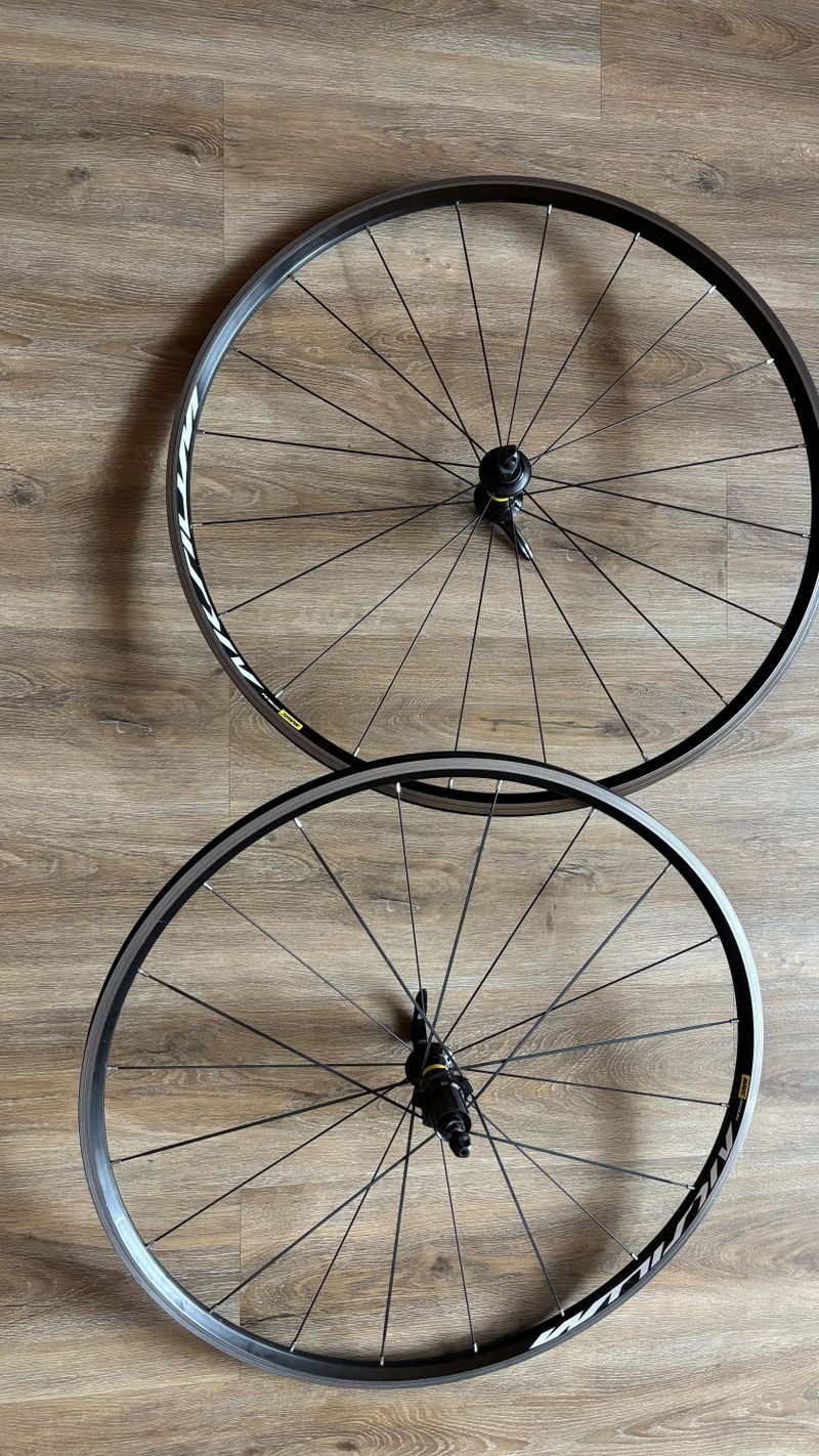 Silniční kola Mavic Aksium 700 - jako nová
