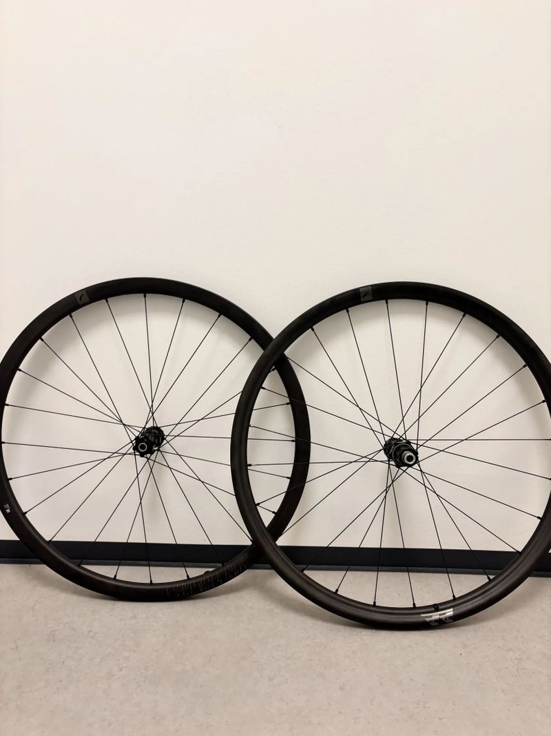 PRODÁM zapletená kola Fulcrum Rapid RED Carbon